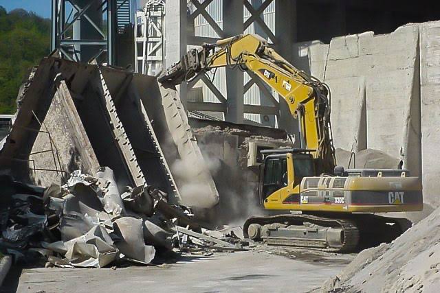 Derribo de naves industriales en Getafe