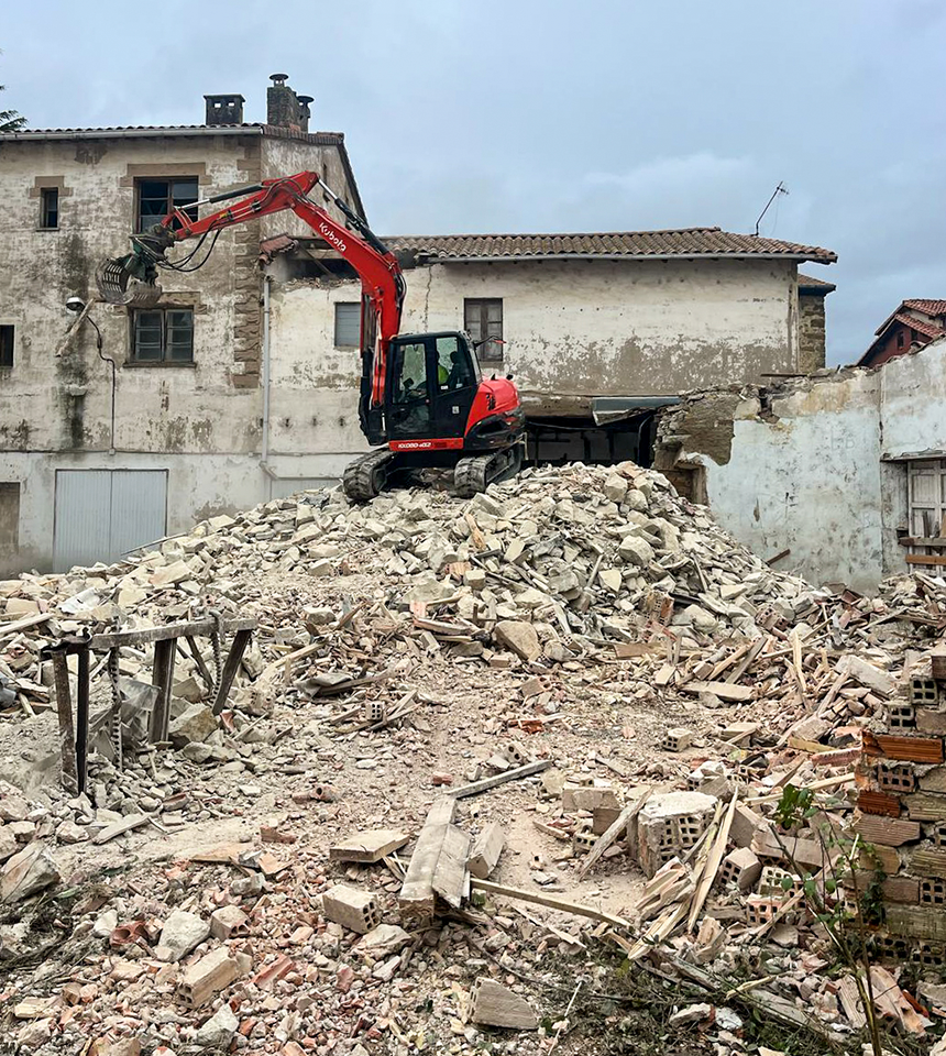 Empresa de demoliciones y derribos en Madrid — Deco Excavaciones con maquinaria propia