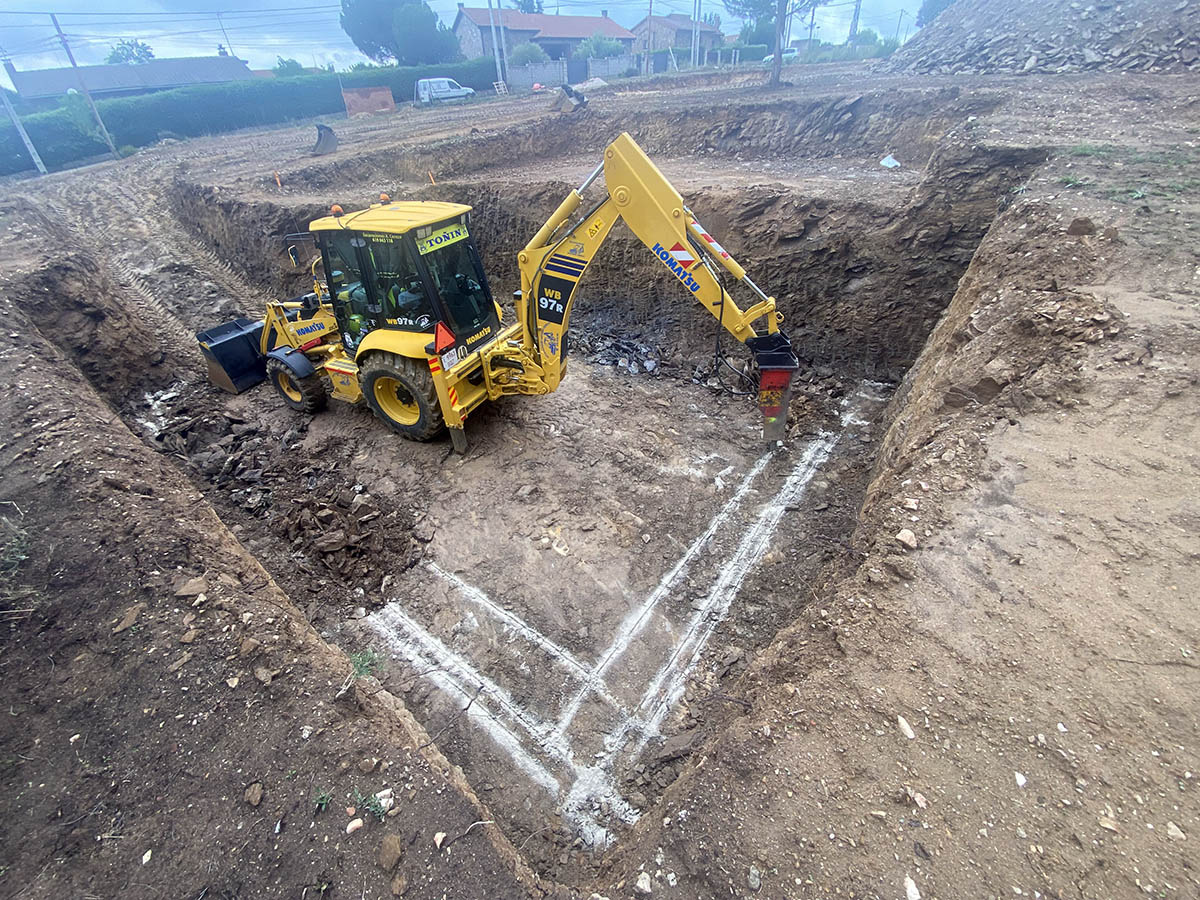 Excavadora de Deco Excavaciones Madrid trabajando en obra de movimiento de tierras