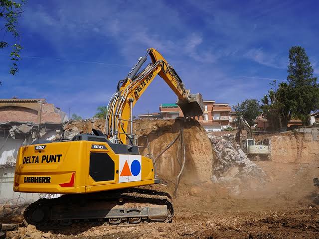 Empresa de demoliciones y derribos en Getafe — Deco Excavaciones con maquinaria propia