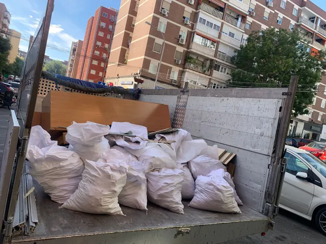 Recogida de escombros en Rivas-Vaciamadrid — Deco Excavaciones