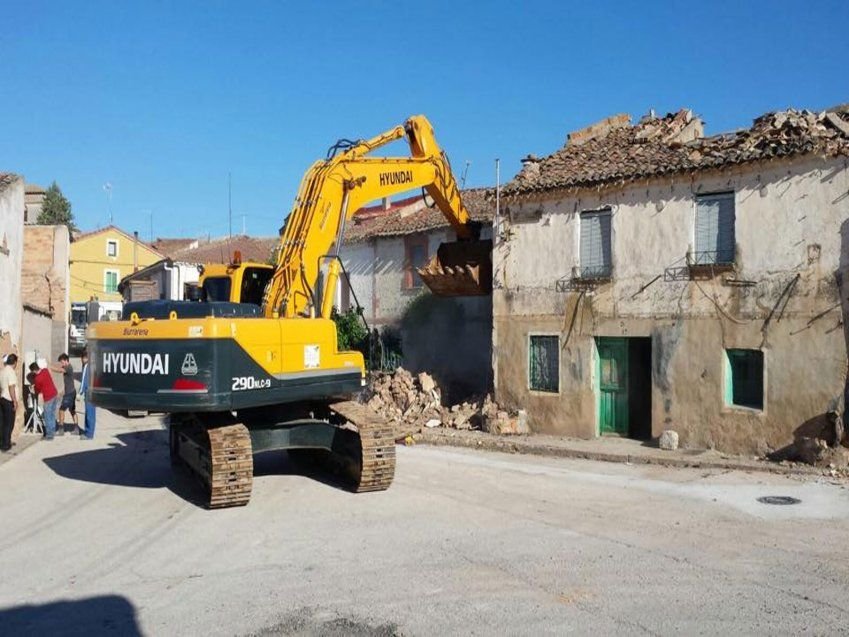 Empresa de demoliciones y derribos en Mejorada del Campo — Deco Excavaciones ejecutando derribo técnico en Polígono Industrial Los Olivos