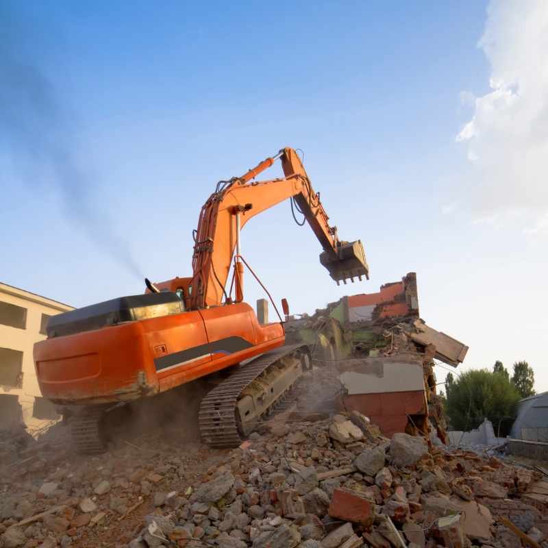 Empresa de demoliciones y derribos en San Fernando de Henares — Deco Excavaciones ejecutando derribo de nave en Polígono Industrial Las Monjas