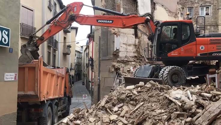 Empresa de demoliciones y derribos en Ajalvir — Deco Excavaciones ejecutando derribo técnico en Polígono Industrial Ramarga en Ajalvir