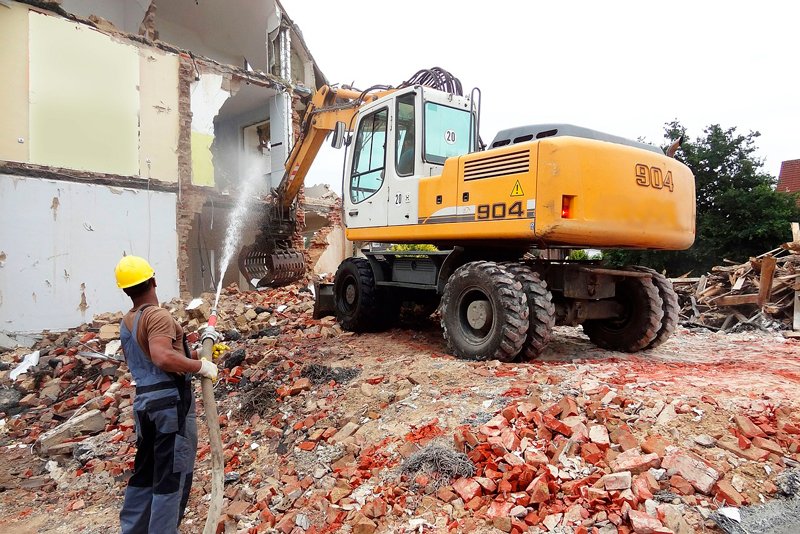 Empresa de demoliciones y derribos en Alcorcón — Deco Excavaciones ejecutando derribo técnico en Polígono Industrial Urtinsa
