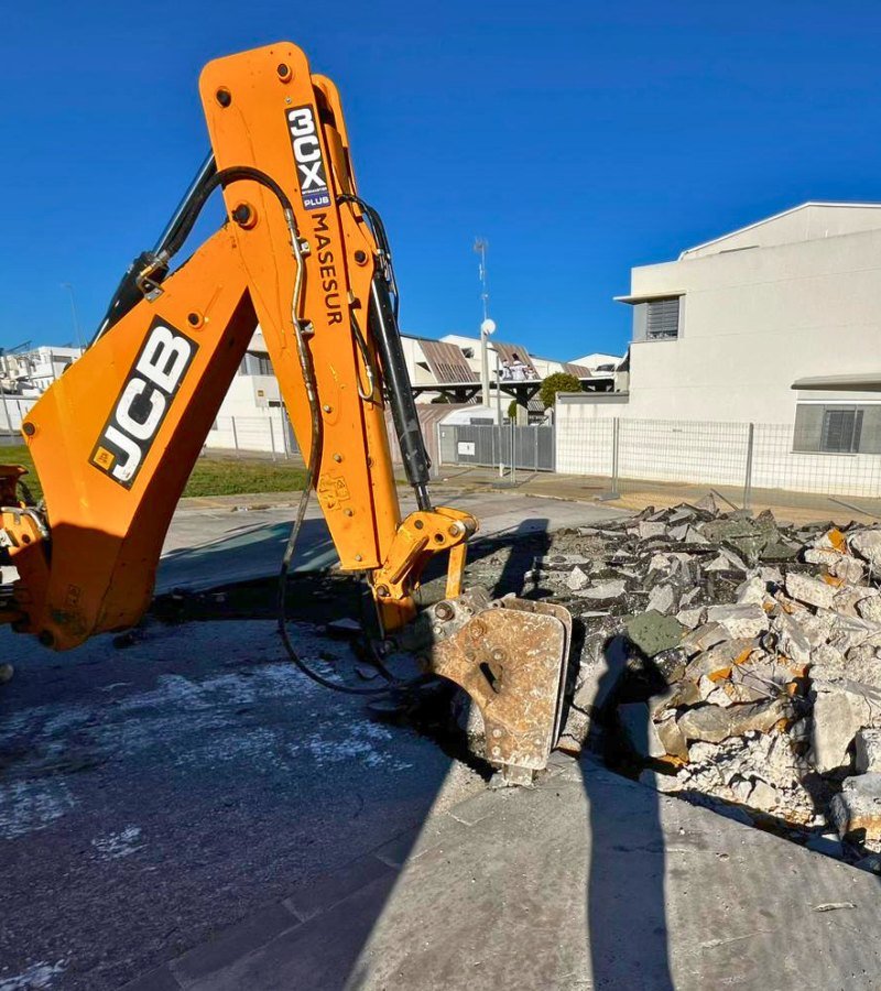 Empresa de demoliciones y derribos en Campo Real — Deco Excavaciones ejecutando derribo técnico en Polígono Industrial El Borbollón en Campo Real