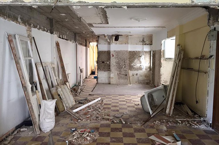 Empresa de demoliciones y derribos en Loeches — Deco Excavaciones ejecutando derribo técnico en Polígono Industrial de Loeches