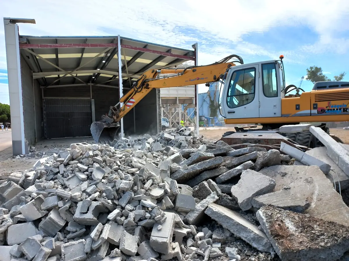 Empresa de demoliciones y derribos en San Sebastián de los Reyes — Deco Excavaciones ejecutando derribo técnico en Polígono Industrial Sur de San Sebastián de los Reyes