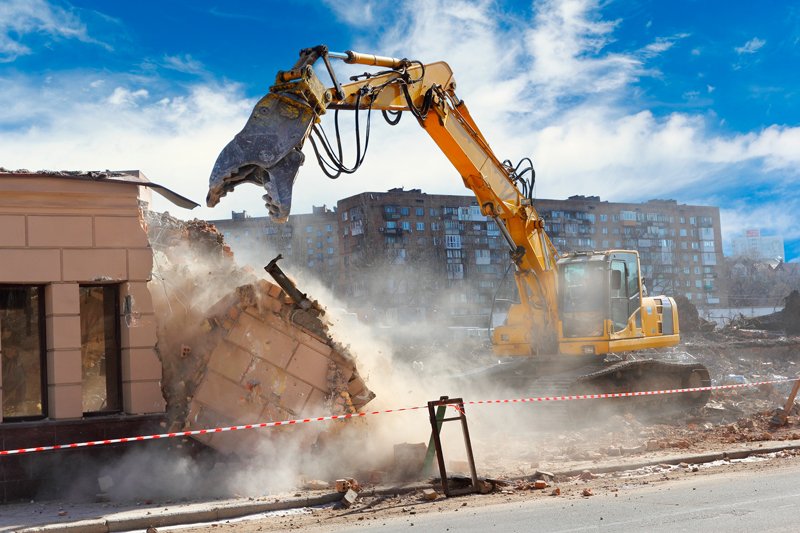 Empresa de demoliciones y derribos en Valdemoro — Deco Excavaciones ejecutando derribo técnico en Polígono Industrial Alborada de Valdemoro