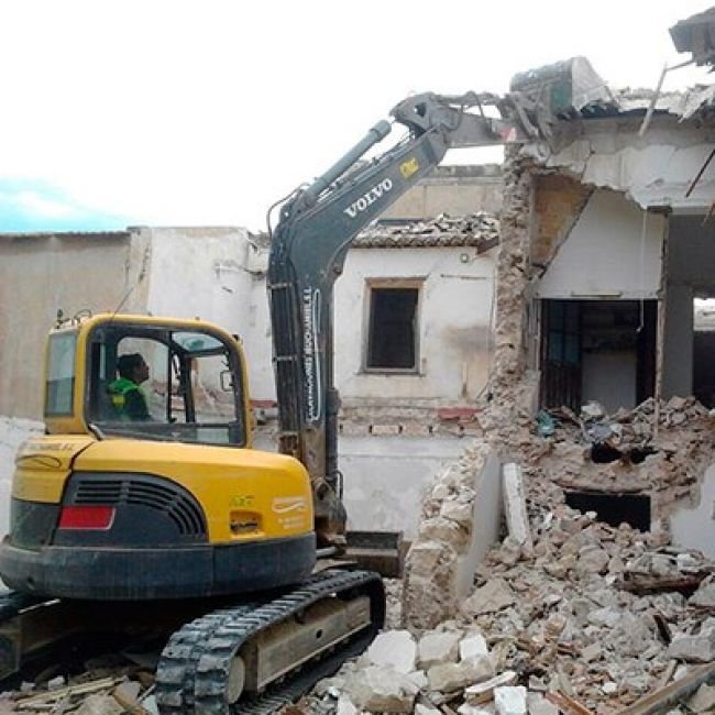 Empresa de demoliciones y derribos en Velilla de San Antonio — Deco Excavaciones ejecutando derribo técnico en Polígono Industrial Miralrío