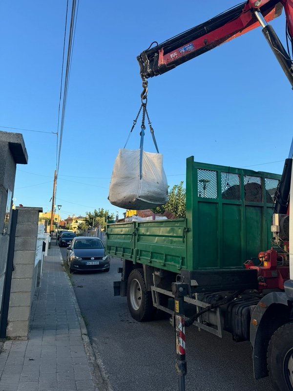 Servicio profesional de retirada de escombros, sacas Big Bag y camión RCD en Campo Real, Casco Urbano, Urbanización Monte Hermoso y Polígonos Industriales El Borbollón y Borrell — Deco Excavaciones