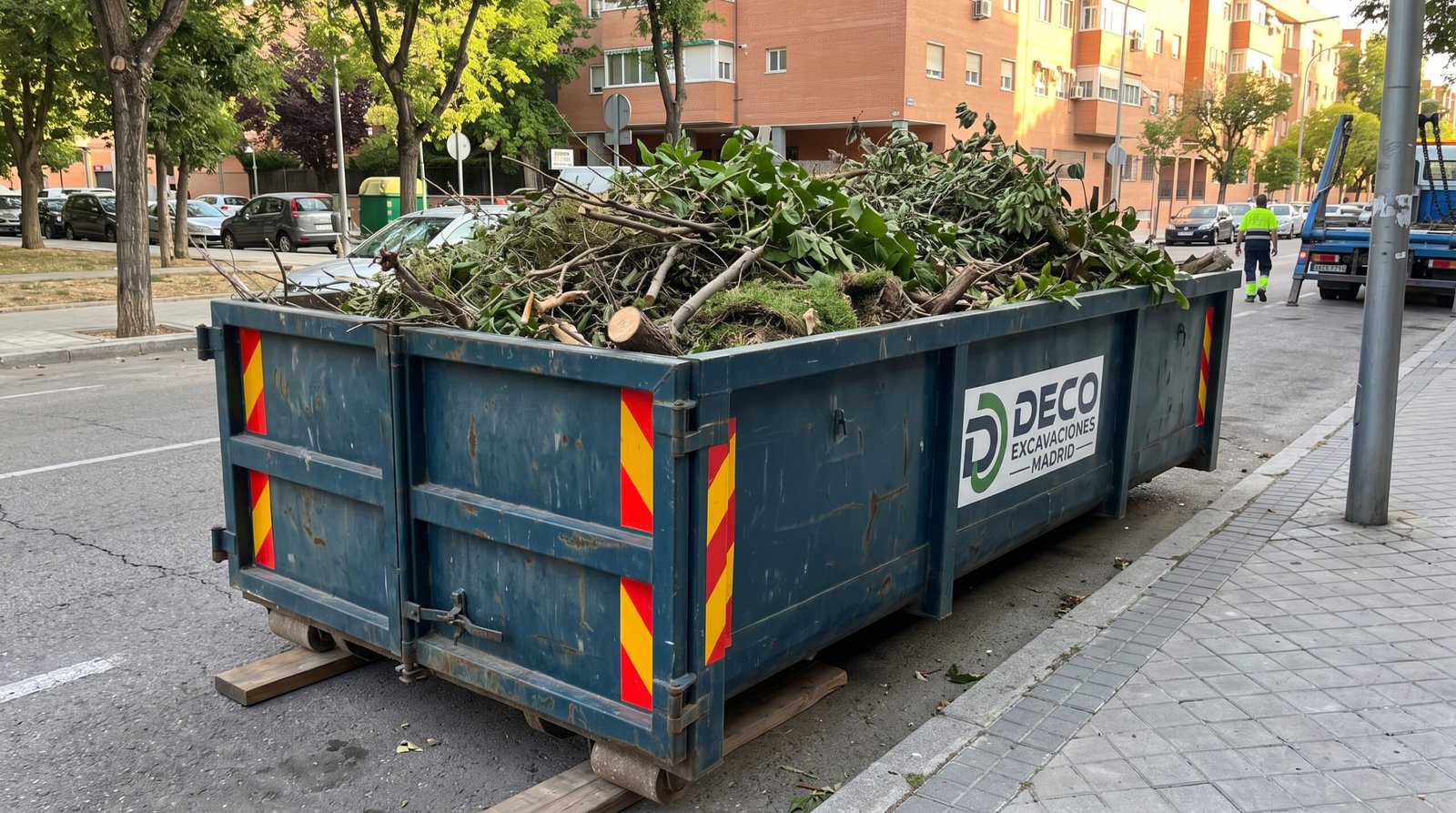 Contenedor para poda y restos vegetales en chalets de Sector III Getafe