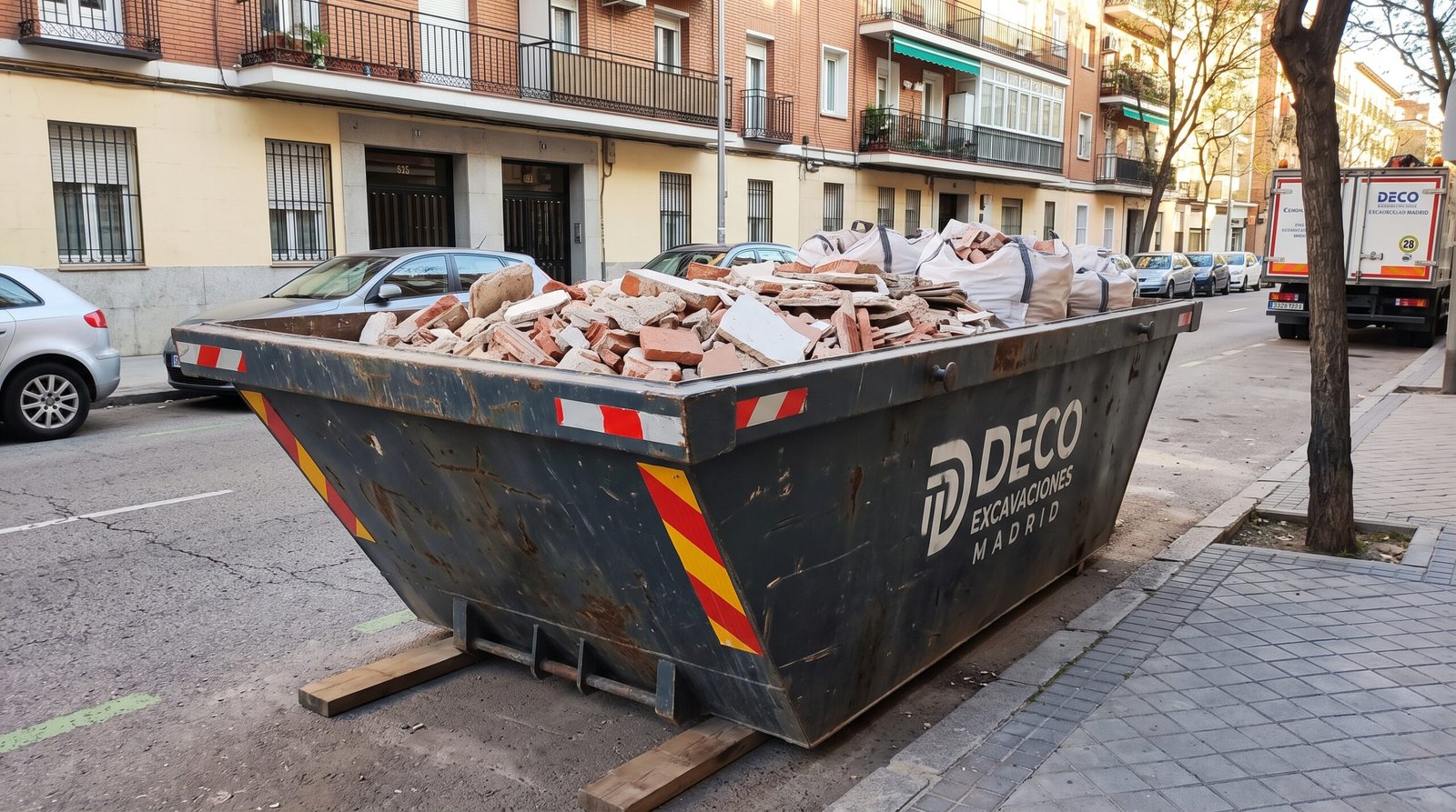 Alquiler de Contenedores en Getafe con camión de Deco Excavaciones