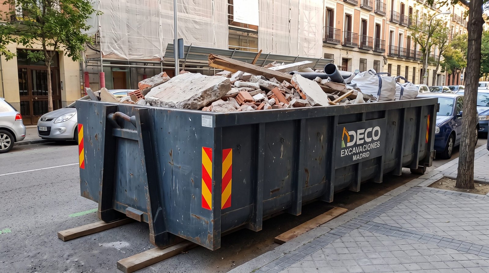 Alquiler de Contenedores en San Sebastián de los Reyes con camión de Deco Excavaciones